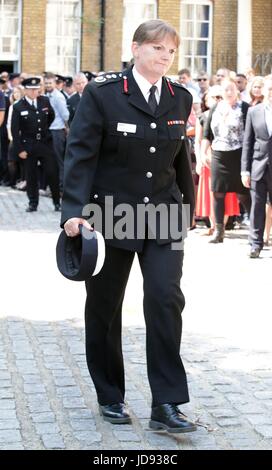 London Fire Brigade Commissaire Dany rejoint coton les pompiers et le personnel de LFB Winchester House, dans le centre de Londres, à observer une minute de silence en mémoire de ceux qui sont morts dans l'incendie de la semaine dernière au tour de Grenfell. Banque D'Images