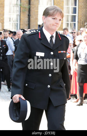 London Fire Brigade Commissaire Dany rejoint coton les pompiers et le personnel de LFB Winchester House, dans le centre de Londres, à observer une minute de silence en mémoire de ceux qui sont morts dans l'incendie de la semaine dernière au tour de Grenfell. Banque D'Images