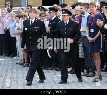 London Fire Brigade Commissaire Dany Coton (avant gauche) et son personnel dirigeant Keeley Foster (avant droit) à la Winchester House, dans le centre de Londres, après avoir rejoint les pompiers et le personnel du RPI L'observation d'une minute de silence en mémoire de ceux qui sont morts dans l'incendie de la semaine dernière au tour de Grenfell. Banque D'Images