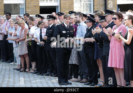 London Fire Brigade Commissaire Dany Coton reçoit les applaudissements après avoir prononcé un discours à la Winchester House, dans le centre de Londres, après qu'elle a rejoint les pompiers et le personnel du RPI L'observation d'une minute de silence en mémoire de ceux qui sont morts dans l'incendie de la semaine dernière au tour de Grenfell. Banque D'Images