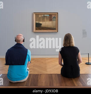 Les visiteurs à la peinture à l'approche d'une ville par Edward Hopper, au parc des expositions d'art américain , à partir de la trémie pour Rothko au Musée Barberini en po Banque D'Images