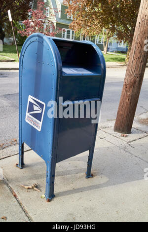 United States Postal service boîte aux lettres sur la rue résidentielle Boston USA Dorchester Banque D'Images