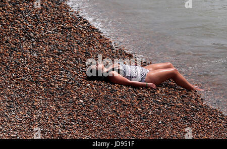 Les gens apprécient le temps chaud sur la plage de Brighton, East Sussex. Banque D'Images