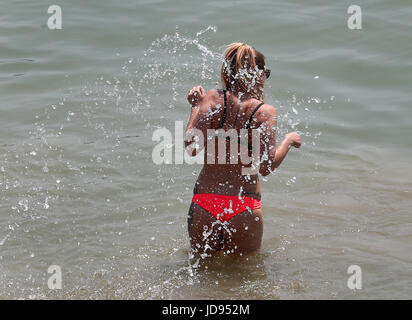 Les gens apprécient le temps chaud sur la plage de Brighton, East Sussex. Banque D'Images