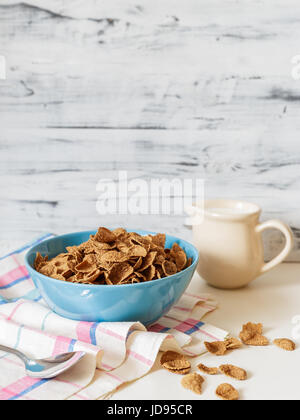 Petit-déjeuner sain avec son de blé Sarrasin Céréales avec lait au Bol en céramique bleu. Prêt à manger Banque D'Images