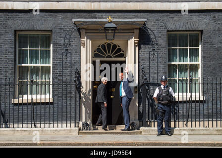 Premier ministre Theresa accueil mai nouveau Taoiseach Leo Varadkar extérieur de 10 Downing Street, Londres, avant de pourparlers. Banque D'Images