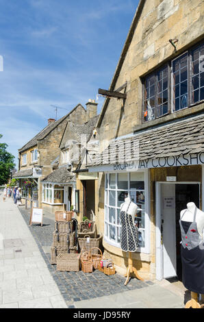 Rangée de boutiques traditionnelles dans le joli village de Cotswold Broadway Banque D'Images