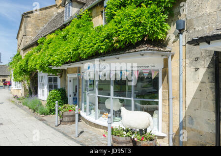 Rangée de boutiques traditionnelles dans le joli village de Cotswold Broadway Banque D'Images