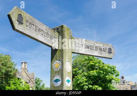 La pancarte "sentier Cotswold Way dans le joli village de Cotswold Broadway Banque D'Images