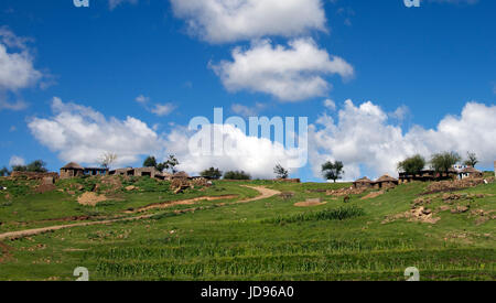 Hill top rural village près de Les Lagier District de Maseru Lesotho Afrique du Sud Banque D'Images