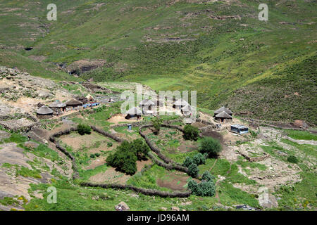 Vue d'en haut village rural typique près de Les Lagier District de Maseru Lesotho Afrique du Sud Banque D'Images