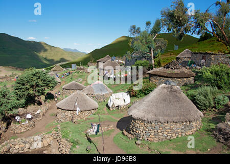 Village rural typique en pierre et les Three rondavels chaume Mohales Hoek District Lesotho Afrique du Sud Banque D'Images