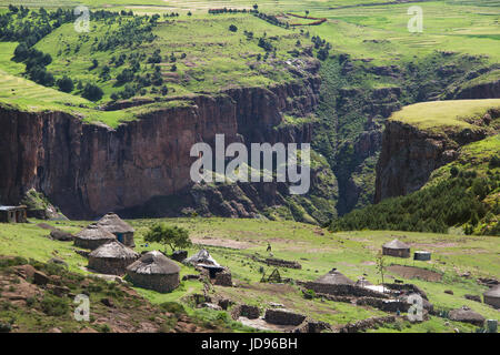 Petit village rural typique à côté de Maletsunyane River Canyon Les Lagier District de Maseru Lesotho Afrique du Sud Banque D'Images