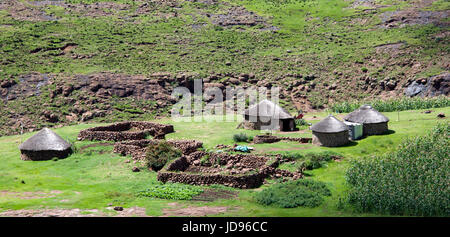 Petit village rural typique avec three rondavels et bergeries District de Maseru Lesotho Afrique du Sud Banque D'Images