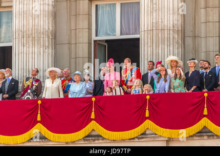 La Famille royale réunis sur le balcon du palais de Buckingham, peu après l'anniversaire de Queens Parade, Londres 2017 Banque D'Images