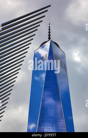 WTC1 et gratte-ciel ciel bleu reflet, New York City, New York, USA Banque D'Images