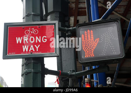 Ne marchez pas rouge street sign et le mauvais sens sign, New York City, New York, USA Banque D'Images