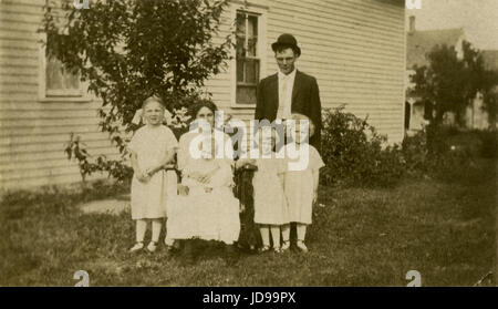 Meubles anciens c1922, de l'agriculture photo portrait de famille. Emplacement est probablement Mankato, Minnesota. SOURCE : photographie originale. Banque D'Images