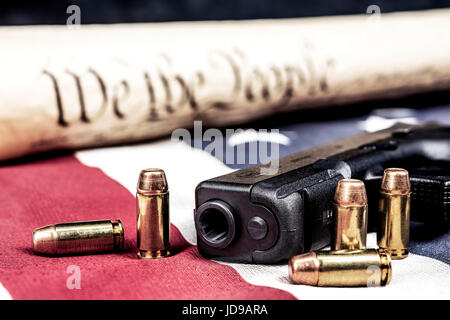 Un pistolet avec des balles symbolisant l'homme d'armes à feu tout en pans contre la constitution des États-Unis. Banque D'Images