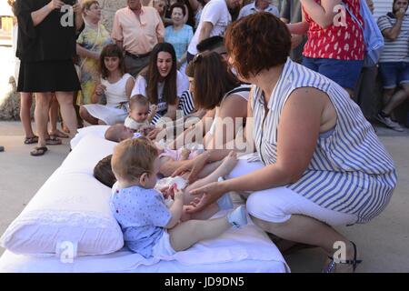 Castrillo de Murcia, Espagne. 18 Juin, 2017. Castrillo de Murcia, Burgos, Espagne. 18 Juin, 2017. El Colacho, également connu sous le nom de saut de bébé, est une maison traditionnelle espagnole originaire retour à 1620. Elle a lieu une fois par année pour célébrer la fête de Corpus Christi catholique dans la petite ville de Castrillo de Murcia. Les bébés nés au cours des douze derniers mois sont déposés sur des matelas au sol suivi d'hommes habillés en démons sauter sur eux pour "purifier les mauvais esprits' Crédit : M.Ramirez/Pacific Press/Alamy Live News Banque D'Images