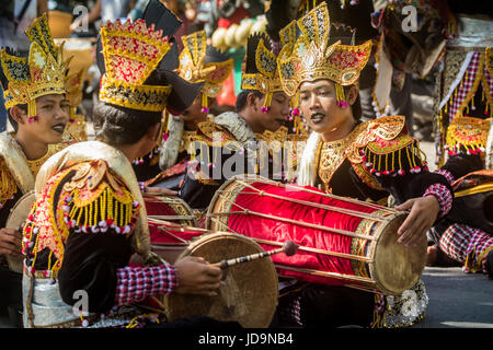 Les jeunes gars indonésien et balinais musiciens pratiquant au début de la Parade 2017 Festival des Arts de Bali le gamelan jouer en costume complet d'instruments Banque D'Images