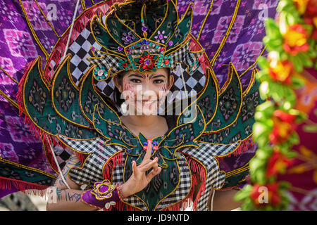 Fille en plein festival balinais regalia au Bali International Arts Fair 2017. En attendant le début de la Street Parade et posant pour l'appareil photo Banque D'Images