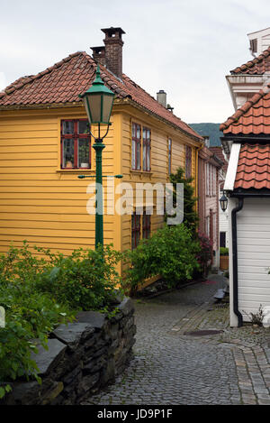 BERGEN, NORVÈGE - 2 juin , 2017 : vieux maisons typiques en bois dans le centre historique de la ville Banque D'Images