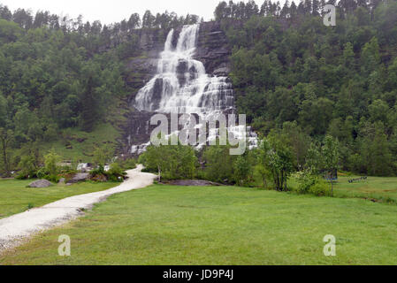 Tvinnefossen Tvindefossen (également écrit, aussi appelé Trollafossen) est une chute près de Voss, en Norvège. Il est à 12 km de Voss sur la route de Flåm. Banque D'Images