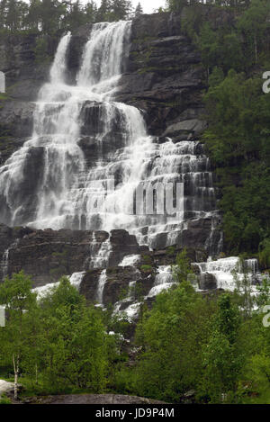 Tvinnefossen Tvindefossen (également écrit, aussi appelé Trollafossen) est une chute près de Voss, en Norvège. Il est à 12 km de Voss sur la route de Flåm. Banque D'Images