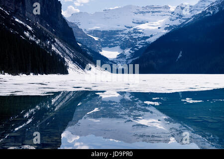 Paysage Nature de Lake Louise avec fonte des glaces au printemps. Rocheuses de l'Alberta. Le Parc Provincial de Banff, montagnes Rocheuses, Alberta, Canada. Banque D'Images