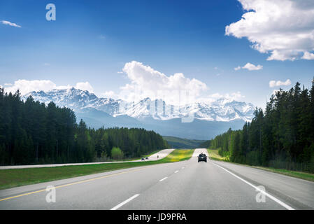 Beau paysage nature paysage des montagnes Rocheuses dans le parc provincial de Banff à partir d'une voiture roulant sur l'autoroute transcanadienne. Rocheuses, Alberta, Canada. Banque D'Images