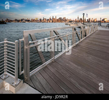 Vue de la ville de New York de Boardwalk, New York, USA. 2016 urban city United States of America Banque D'Images