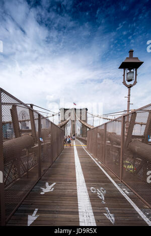 Vue le long du pont de Brooklyn avec des panneaux pour piétons sur les planches de bois, New York City, USA. 2016 urban city United States of America Banque D'Images