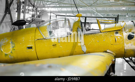 Partie d'avion à hélice jaune à l'intérieur, dans le hangar, à jour. Banque D'Images