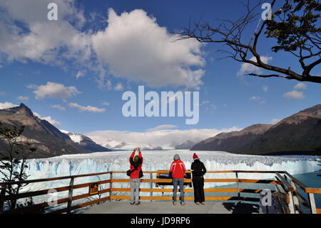 Les touristes regarder le glacier Perito Moreno, Patagonie, Argentine Banque D'Images