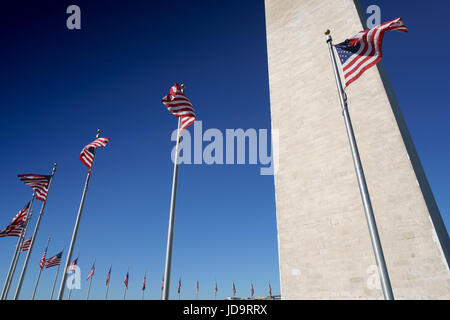 Close up of Washington obélisque entouré de drapeaux, Washington DC, USA, Etats-Unis d'Amérique. Washington capital usa 2016 automne Banque D'Images