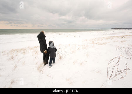 Mère et fils walking in snow covered Landscape Ontario près de l'eau froide d'hiver du Canada 2017 snow Banque D'Images