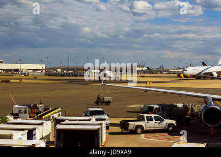 NEWARK, NEW JERSEY - JUIN 07,17 : un terminal de l'Aéroport International Liberty de Newark au New Jersey à l'aéronef de Continental et JetBlue Banque D'Images