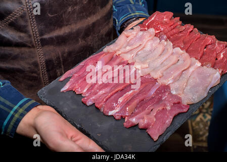 Diverses sortes de viande sur ardoise graphite préparés pour la cuisson Banque D'Images