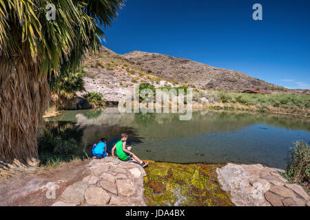 Jeunes garçons à l'étang à Rogers Spring, oasis de source thermale près de Northshore Road, Lake Mead National Recreation Area, Nevada, États-Unis Banque D'Images