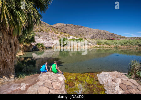 Jeunes garçons à l'étang à Rogers Spring, oasis de source thermale près de Northshore Road, Lake Mead National Recreation Area, Nevada, États-Unis Banque D'Images