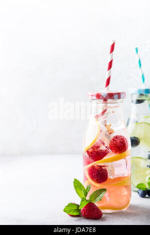 Deux bouteilles en verre avec de la limonade Banque D'Images