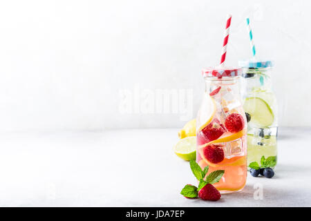 Deux bouteilles en verre avec de la limonade Banque D'Images