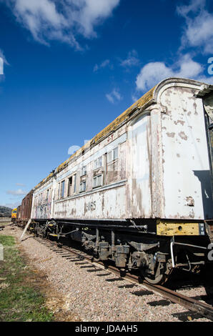 Vieux matériel roulant ferroviaire Voitures sur une voie de garage. Banque D'Images