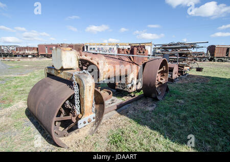 Une ancienne 1926 John Fowler 10 tonne à vapeur dans un cimetière de véhicules. Banque D'Images