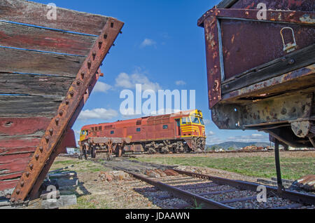 Locomotive diesel désaffecté sur un évitement à un véhicule cimetière Werris Creek , Australie Banque D'Images