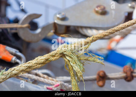 Cordes et amarrages sur des bateaux de pêche Banque D'Images