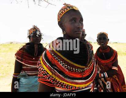 Belle femme Rendille dans leur village dans le nord du Kenya. Banque D'Images