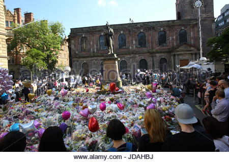 Un hommage aux victimes du bombardement de Manchester, considéré par les gens viennent rendre hommage à la vingt-deux personnes tuées. Banque D'Images