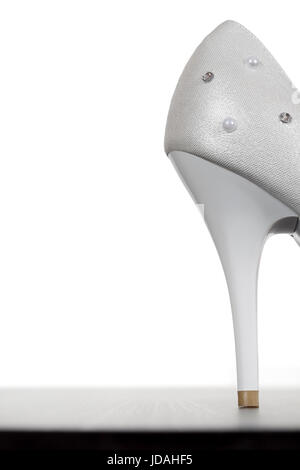Femmes talon chaussures de mariage blanc gros plan sur fond blanc Banque D'Images